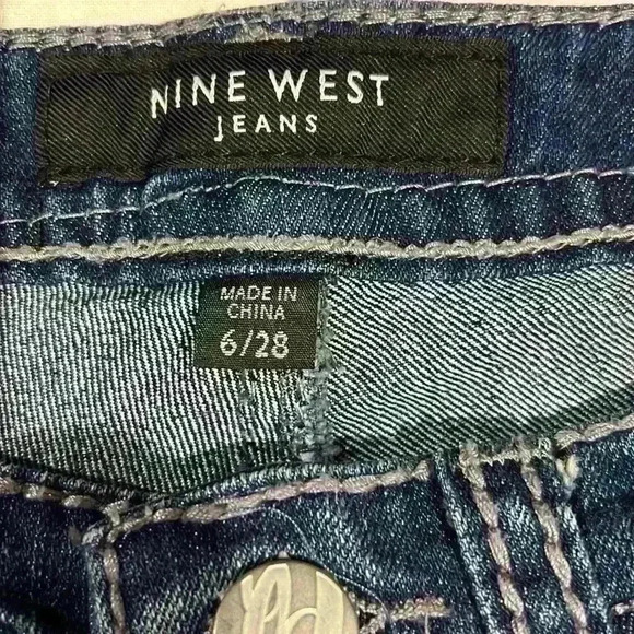 Nine West Jeans, Embroidered Back Pockets & Rhinestones. Size 28/6 - Picture 4 of 7